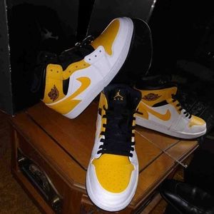 Jordan 1 Mid University Gold 2021 size 9.5